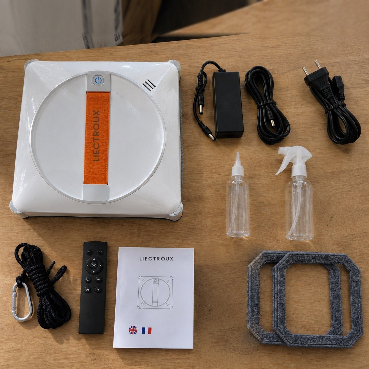 Contenu du colis du Setoriva Premium : robot, télécommande, adaptateur, câble secteur et rallonge, corde de sécurité, 2 chiffons, flacon de remplissage, flacon pulvérisateur et notice